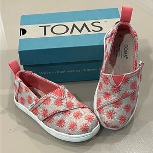 TOMS girls Alpargata Multi Glimmer Hearts tiny 7 gently worn with box